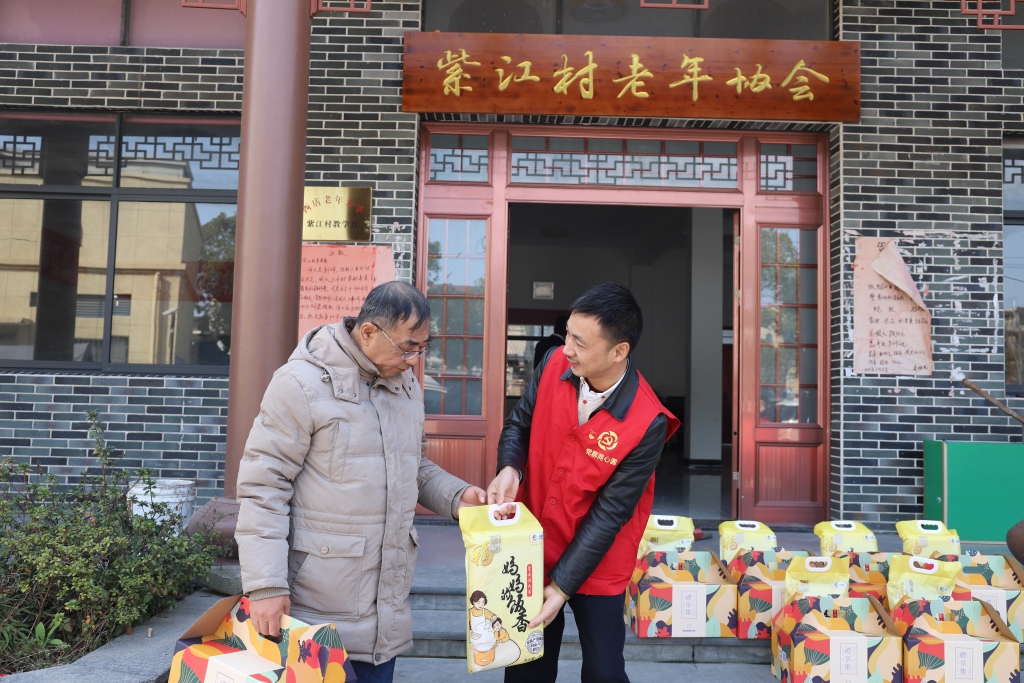 暖春意，敬老情-lewin乐玩-(中国)有限公司官方网站多年对峙慰问孤寡老人